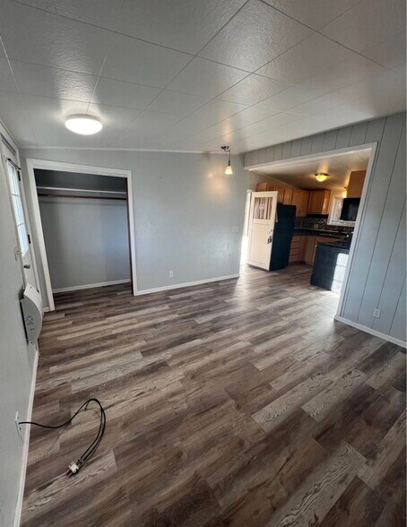 Living room - 414 E Broadway St