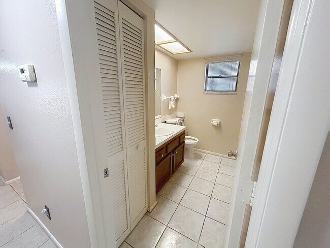 Building Photo - 217 Woodlake Wynde