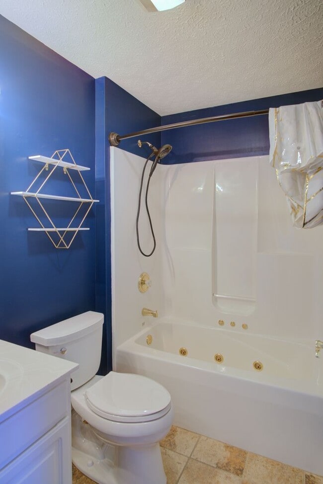 Building Photo - 3 Bed / 2.5 Bath.  Pet Friendly. Garage.