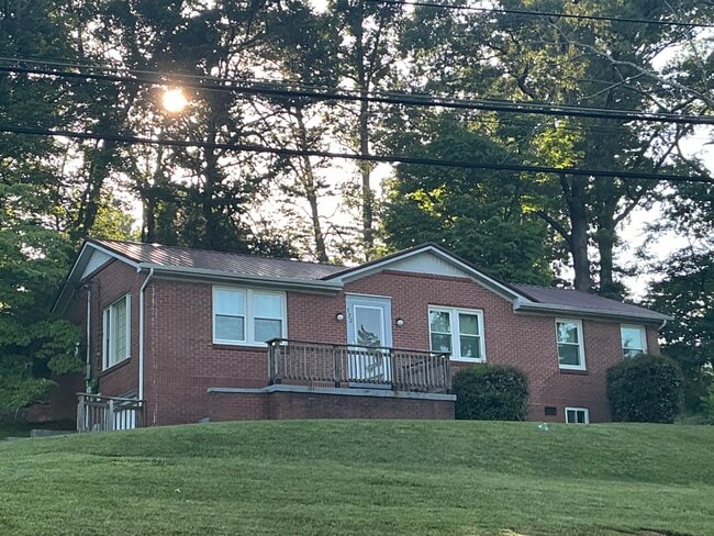 Building Photo - 722 Forest Dr