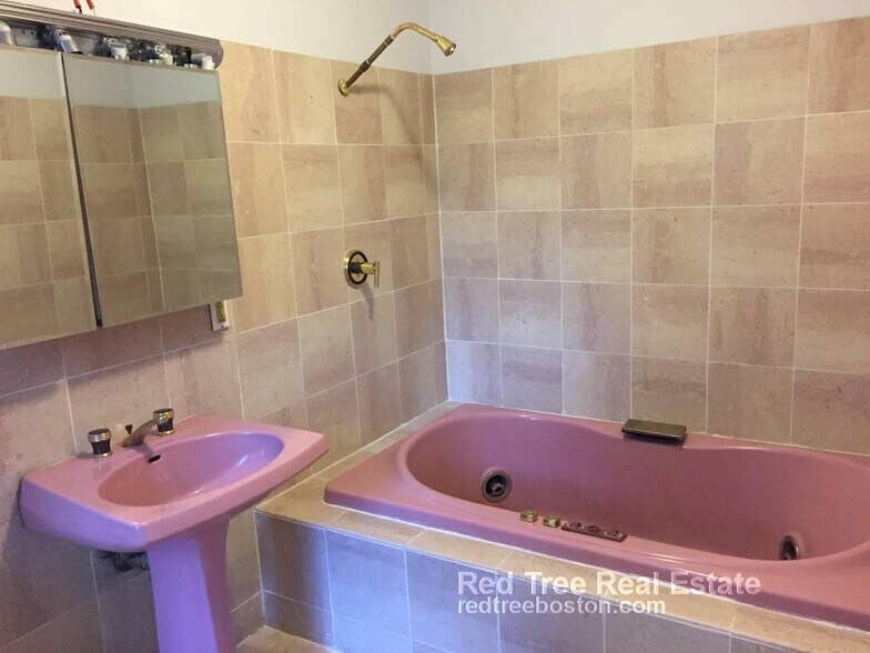 Building Photo - 429 Marlborough St