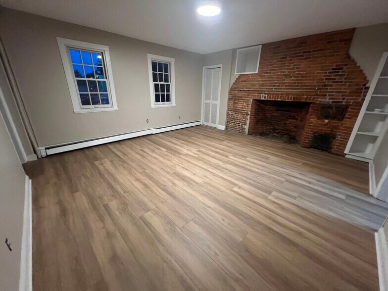 Large Livingroom (16x17) with new flooring and antique fireplace - 347 Elliot St
