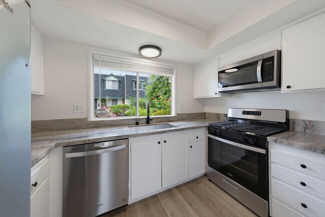 Building Photo - Charming 2-Bedroom Townhouse for Rent in Huntington Beach!