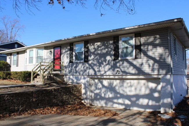 Building Photo - Beautiful 4-bedroom, 3 full baths home located in Independence, MO