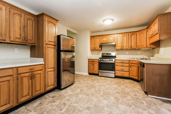 Building Photo - 839 Middle Dr