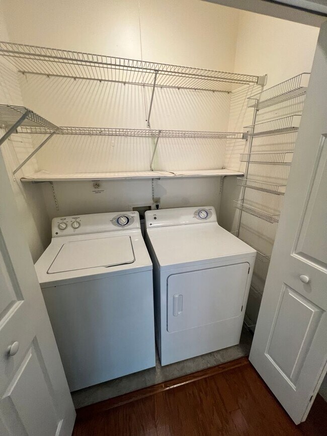 Building Photo - 833 Gas Light Ln