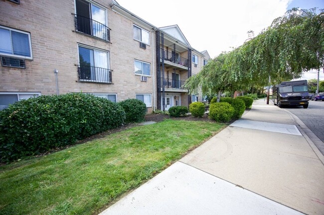 Building Photo - 50 Lenox Rd