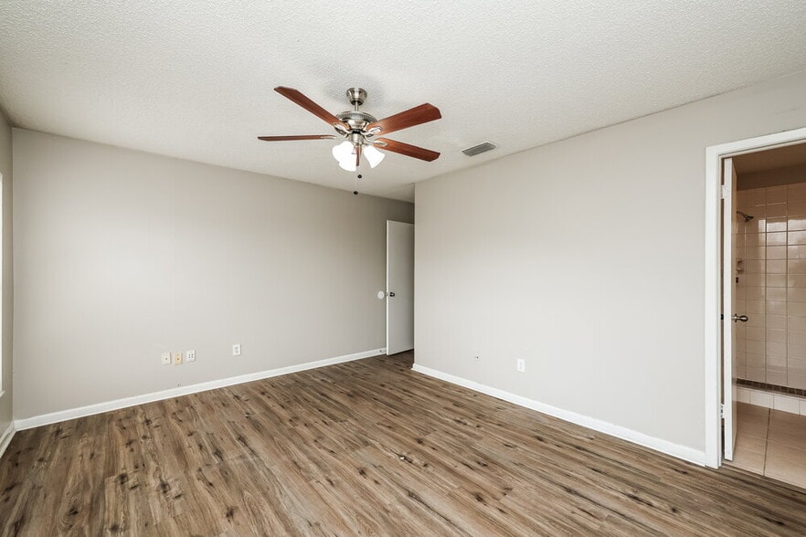 Building Photo - 317 Regal Park Dr