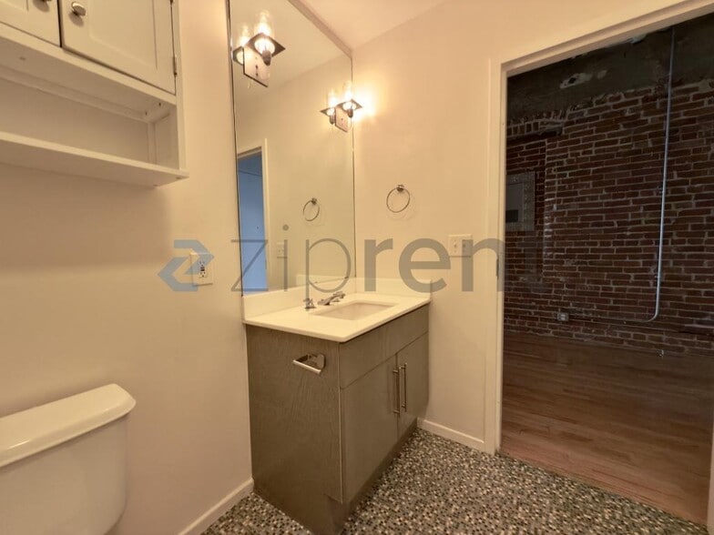 Building Photo - Unit 208