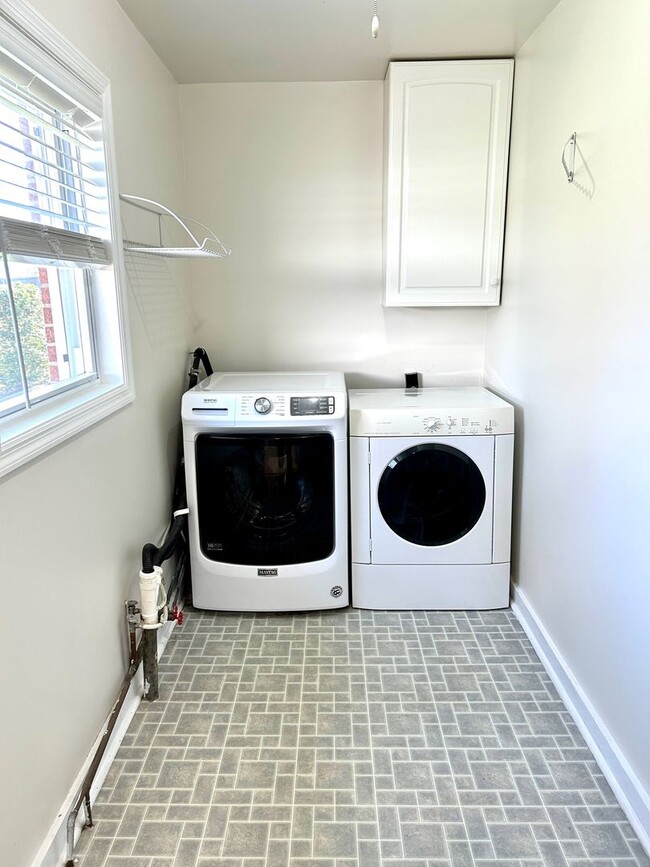 Building Photo - Weaverville - Clean and Tidy! Home Office,...