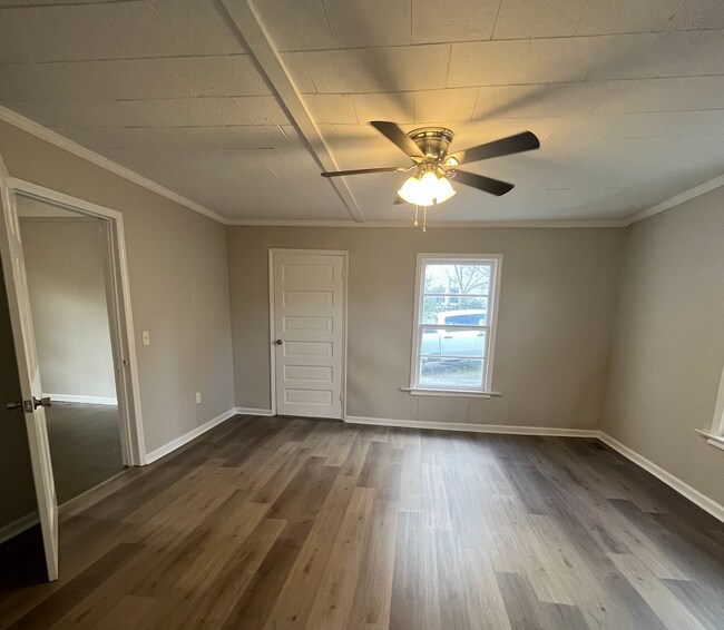 Building Photo - 720 Gra