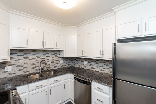 Building Photo - Pool View Condo Available!