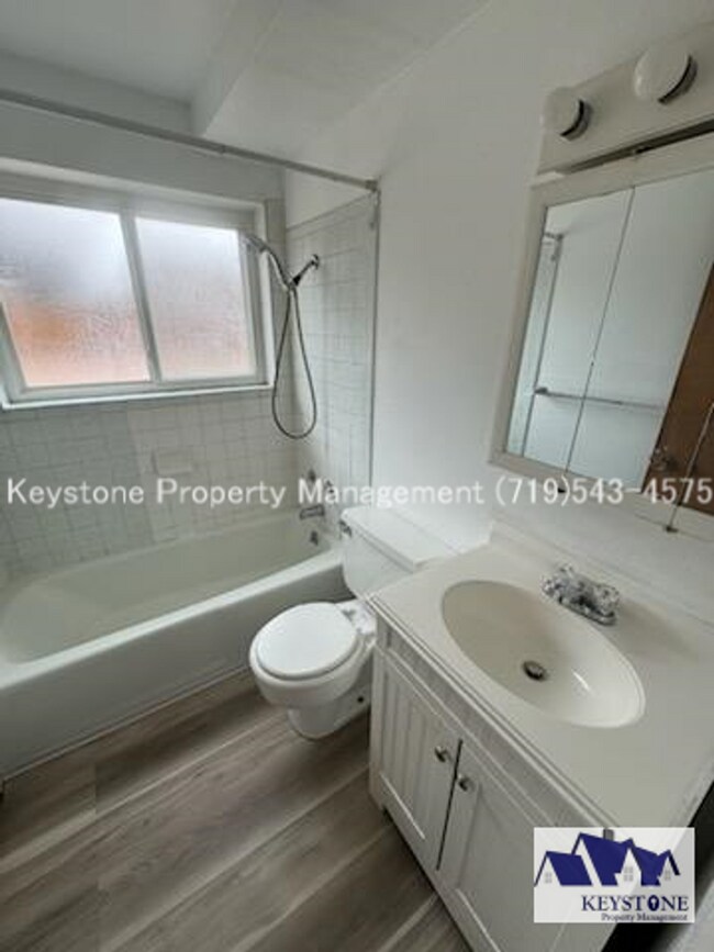 Building Photo - Lower Level Belmont 4-plex Apartment with ...