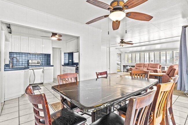 Building Photo - Charming 2BR/1BA Home with Stunning Ocean ...