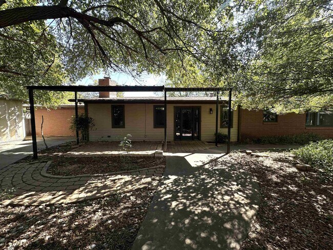 Building Photo - 2400 Martin St