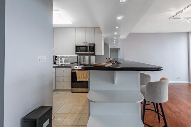 Building Photo - 111 E Chestnut St