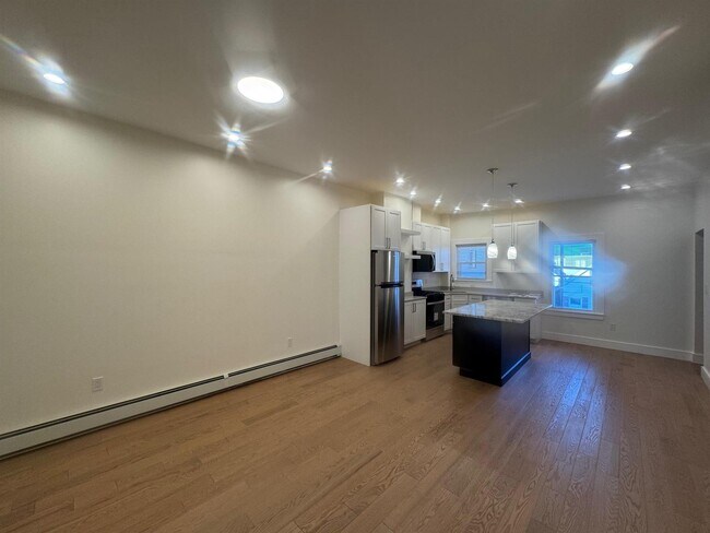 Building Photo - 13 Bristol St