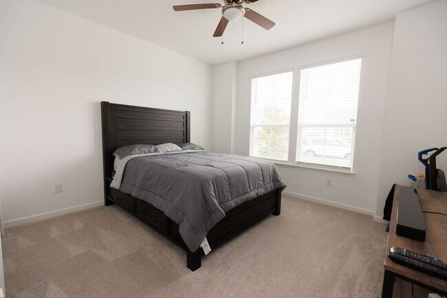 Building Photo - 4 Bedroom 2 Bath home for rent with beauti...