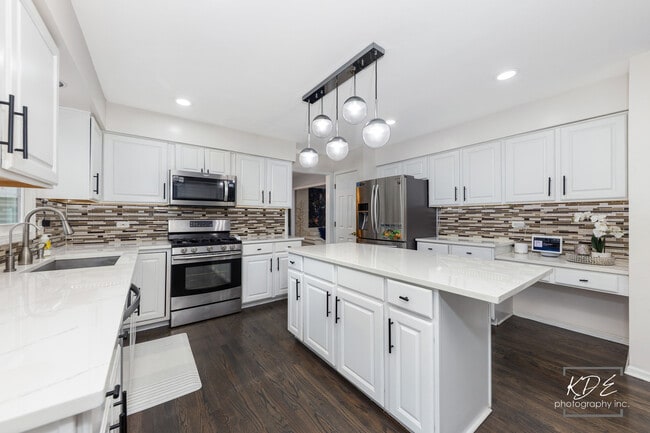 Building Photo - 3730 Baybrook Dr