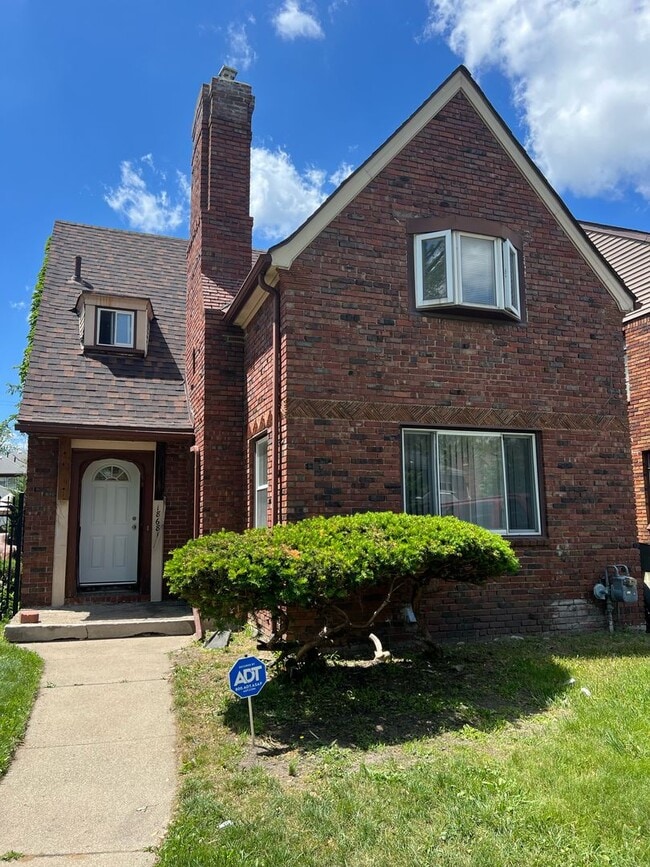 Building Photo - Lovely Home in Bagley Neighborhood