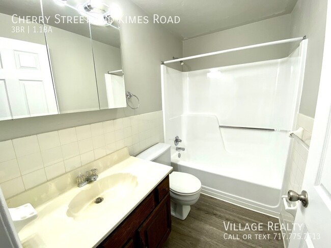 Building Photo - Available late-December! 3-bed Duplex in D...