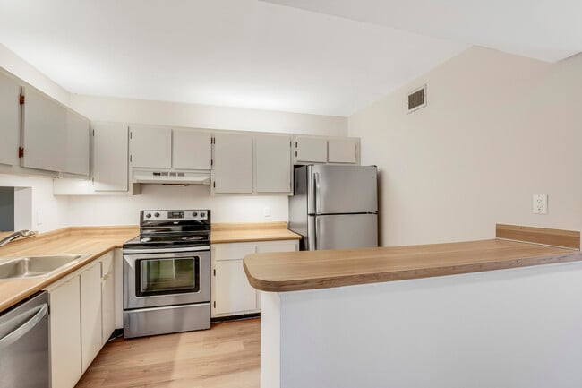 Building Photo - 6489 Chasewood Dr