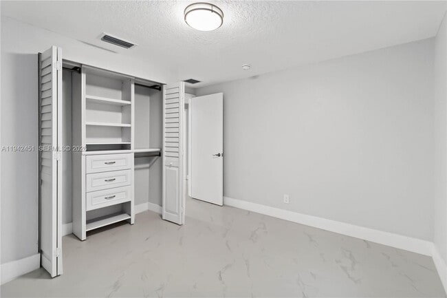 Building Photo - 7144 Southgate Blvd