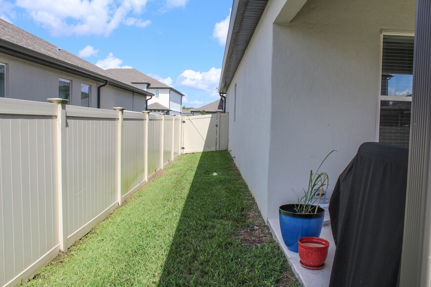 Side yard - 2019 Soaring Oak Way