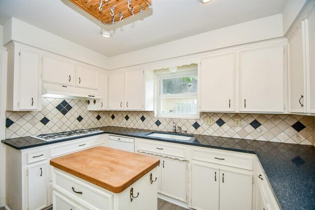 Building Photo - 3007 Broadmoor Dr