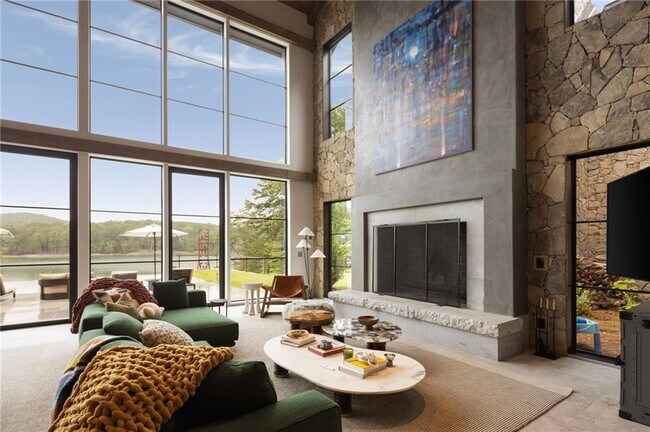 Building Photo - 725 Rocky Point Dr