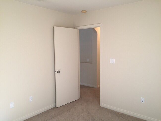 Building Photo - 5801 Roscomare St