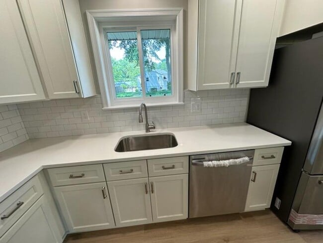 Building Photo - Immaculate 3 BD 2 BA Detached Home with Garage in Springfield, VA