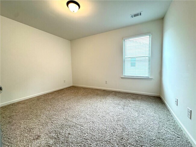 Building Photo - 2955 Vinca Dr