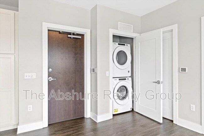 Building Photo - 145 S Main St