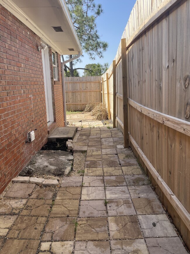 Building Photo - 107 Lakeside Cir