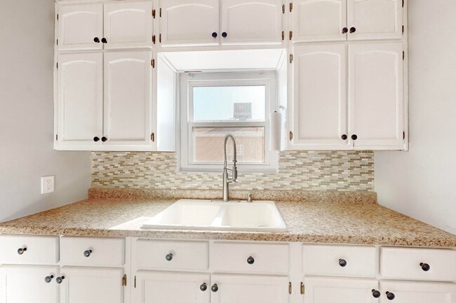 Building Photo - Charming 3 bedroom, 2 bath home in Central El Paso! Special No admin fee, $29 application fee!