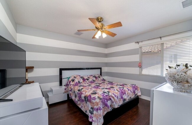 Building Photo - Gorgeous 3BR 3BA + Bonus Room (Office) Por...