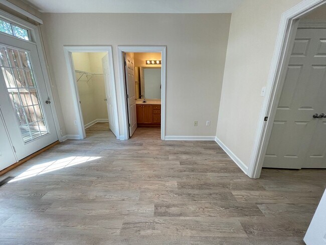Building Photo - Wonderful location and features for this s...