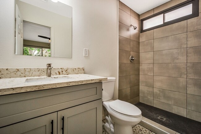 Building Photo - Spacious 6-Bedroom, 3.5-Bath Pool Home Near ASU Campus