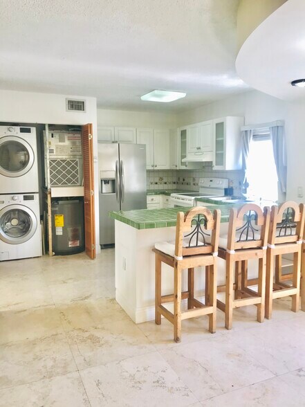 Oversized Washer/dryer - 3356 Bird Ave