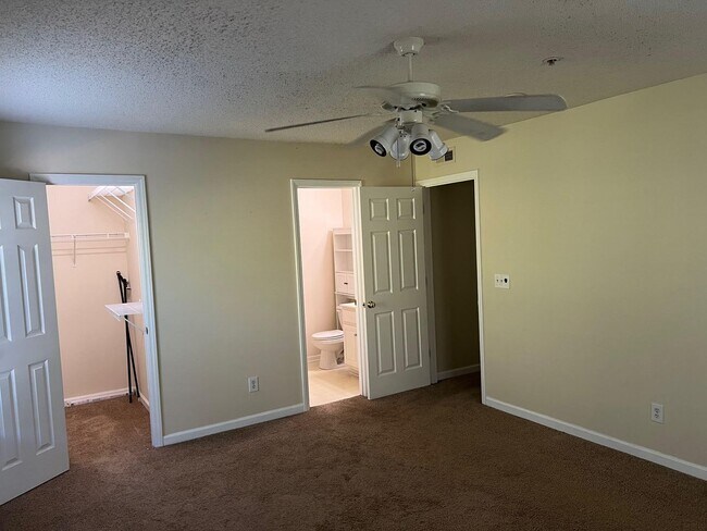Building Photo - Nice condo, top floor, convenient to hospi...