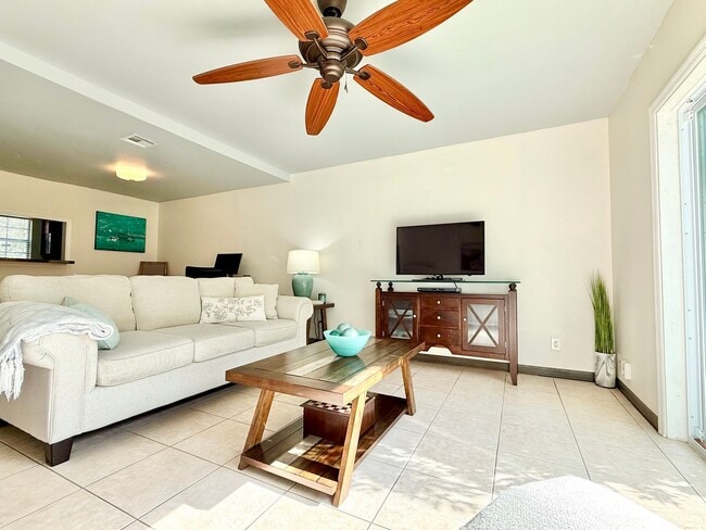 Building Photo - Effortless & comfortable 2Beds/1.5Bath tow...