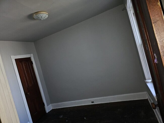 Building Photo - Coming Soon - 5 Bedroom Pet Friendly House in Lancaster!