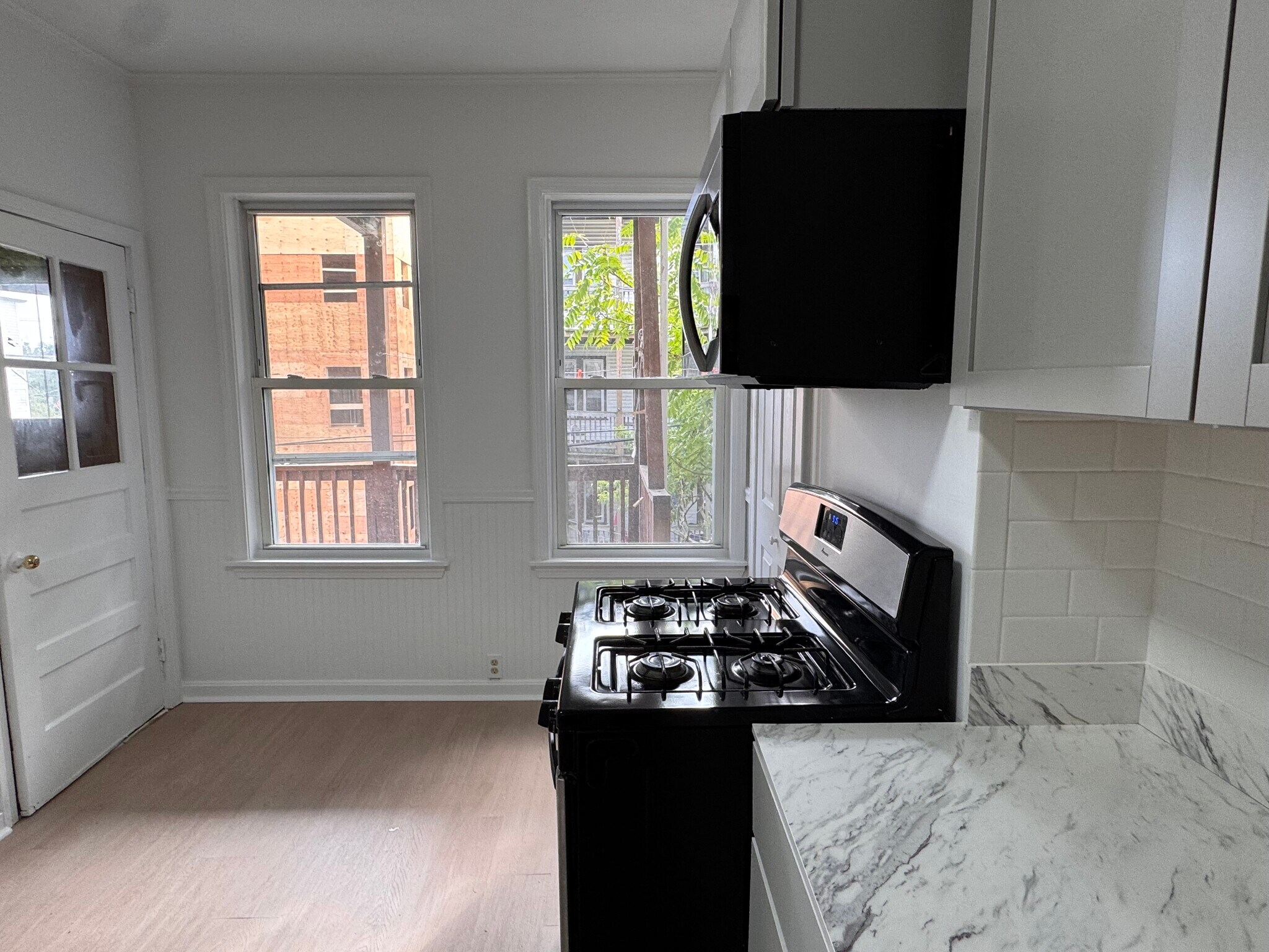 Building Photo - 211 Chelsea St