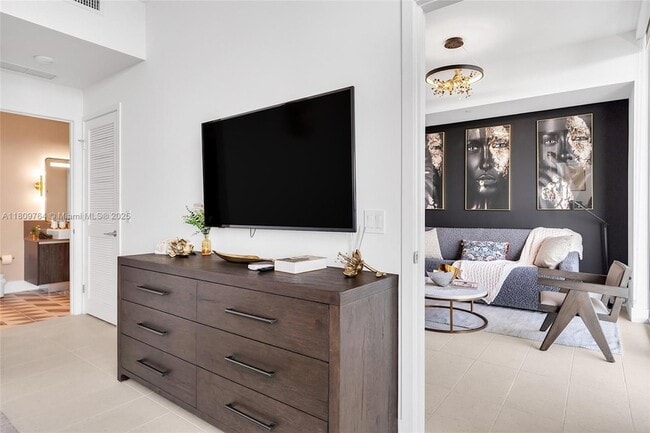 Building Photo - 601 NE 1st Ave