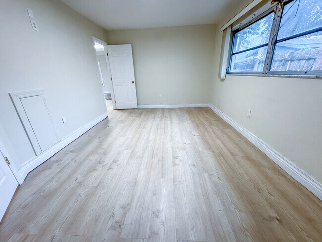 Building Photo - 4711 Sunnydale Ln N