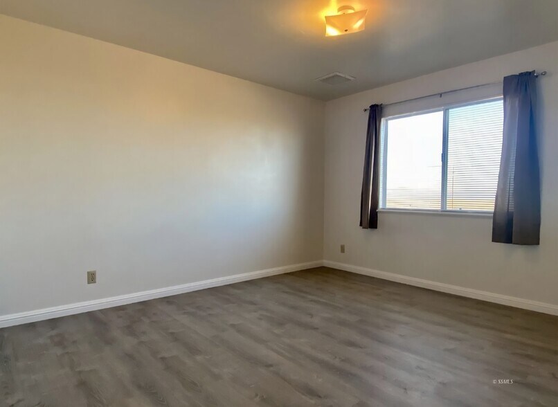 Building Photo - 1016 W Atkins Ave