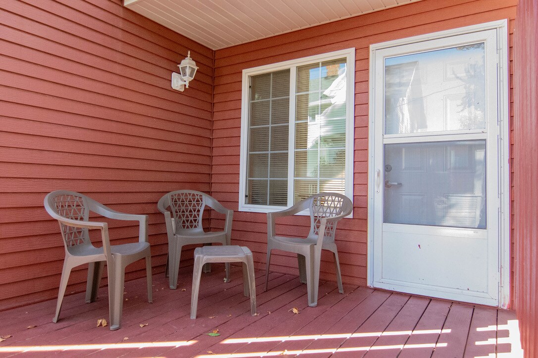 Back yard, peaceful deck - 129 16th St S