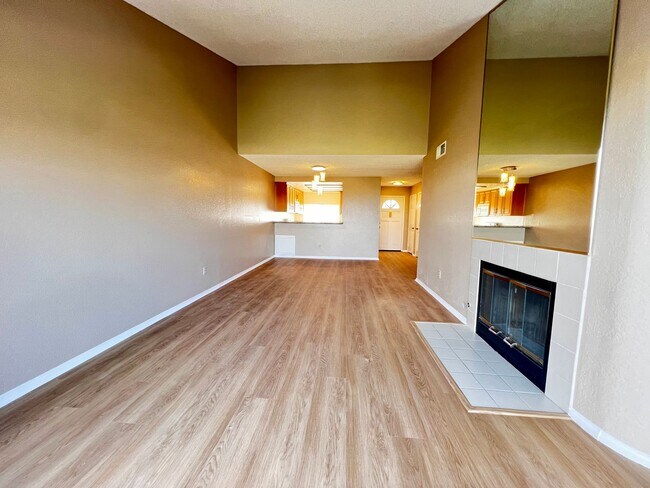 Building Photo - Beautiful remodeled 1 Bed one Bath in  Nor...
