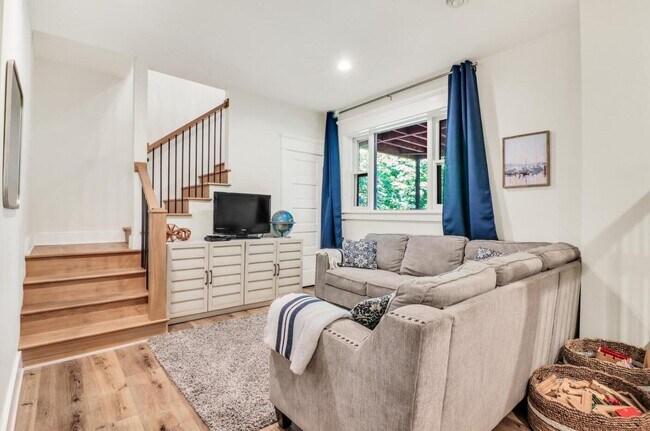 Building Photo - 543 Oakwood Trl